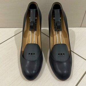 Ann Taylor classic leather pump